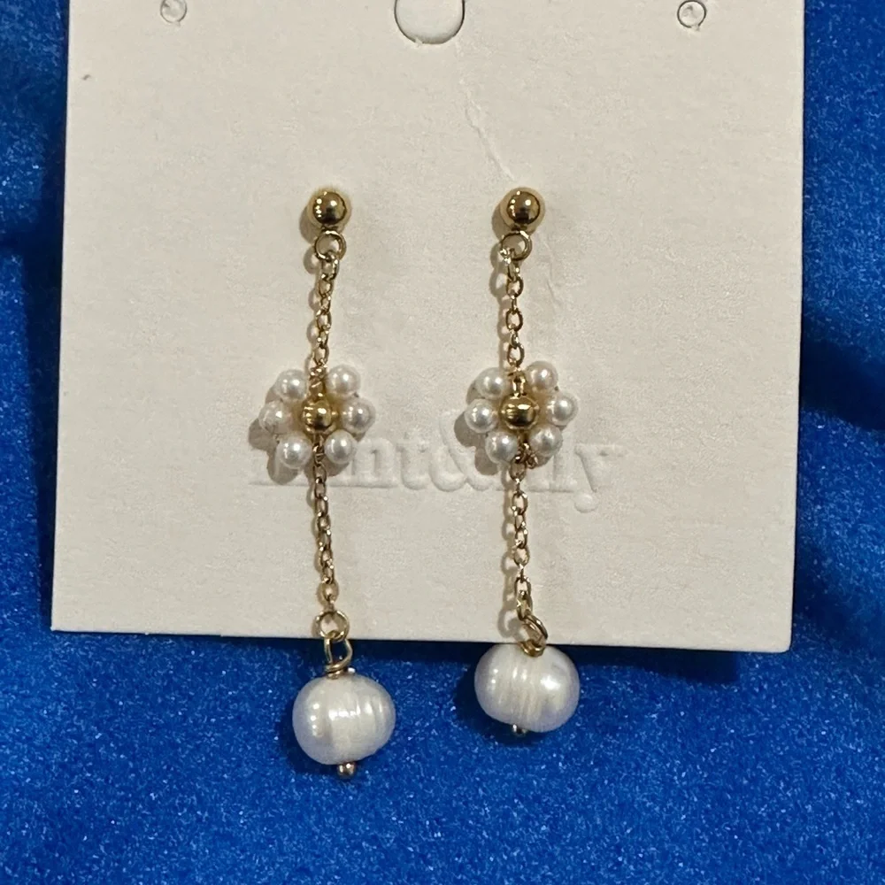 Mint & Lily. Chic Gold and Pearl Cluster Earrings. NWT